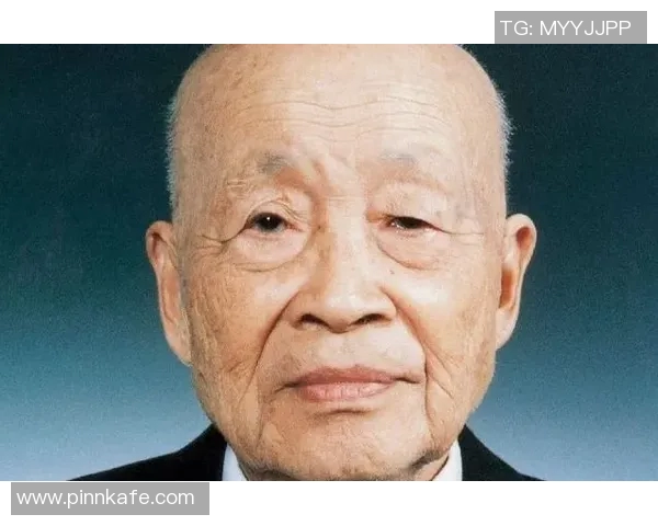 足球传奇球星小卢的传奇经历与影响力解析